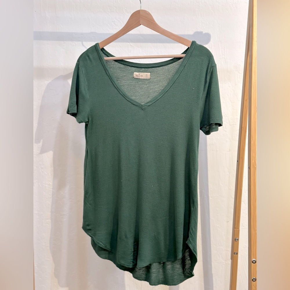Holister Relaxed Green V-Neck Tee. Size XS